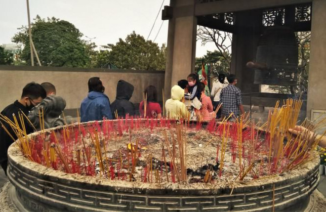 Người Sài Gòn xếp hàng dài đánh chuông ngày đầu năm mới - 3