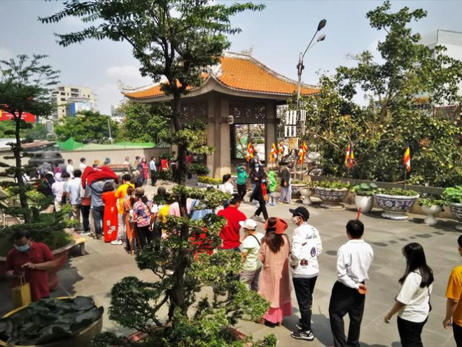 Người Sài Gòn xếp hàng dài đánh chuông ngày đầu năm mới - 2