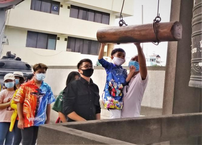 Người Sài Gòn xếp hàng dài đánh chuông ngày đầu năm mới - 4