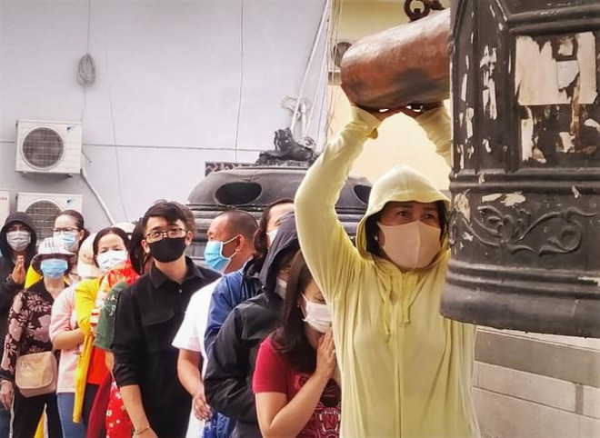 Người Sài Gòn xếp hàng dài đánh chuông ngày đầu năm mới - 5