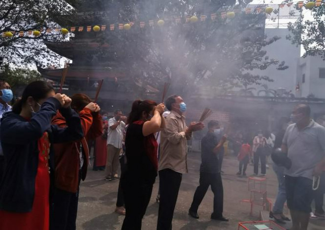 Người Sài Gòn xếp hàng dài đánh chuông ngày đầu năm mới - 6