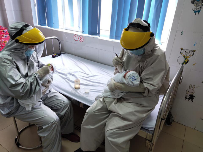 Em bé chào đời trong khu cách ly thời Covid-19 sát giao thừa - 12