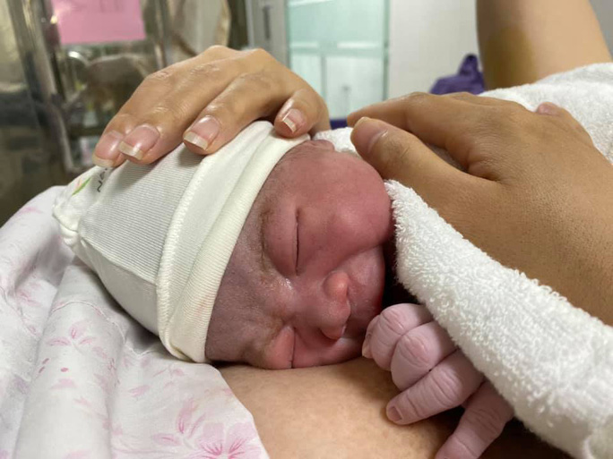 Em bé chào đời trong khu cách ly thời Covid-19 sát giao thừa - 2