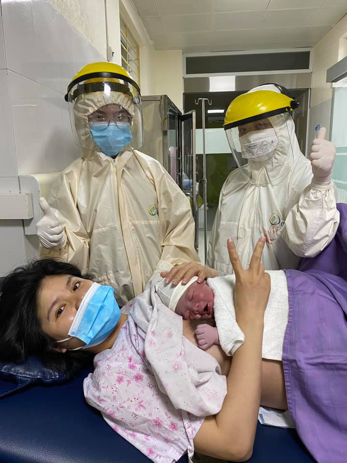 Em bé chào đời trong khu cách ly thời Covid-19 sát giao thừa - 4