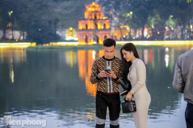 Hồ Gươm đông đúc ngày Tết, nhiều người thờ ơ với khẩu trang - 3