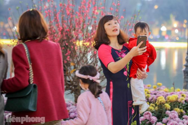 Hồ Gươm đông đúc ngày Tết, nhiều người thờ ơ với khẩu trang - 2