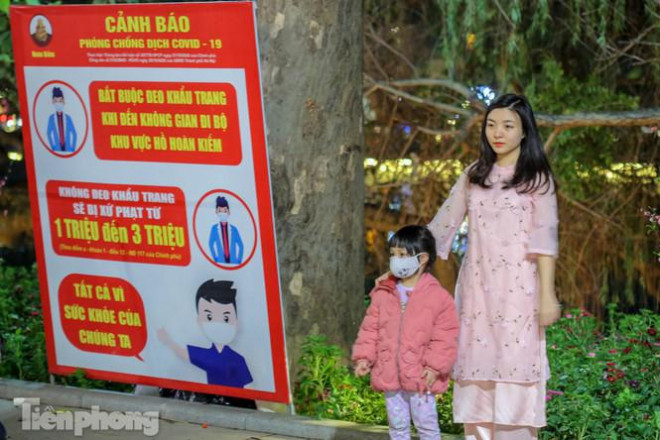 Hồ Gươm đông đúc ngày Tết, nhiều người thờ ơ với khẩu trang - 6