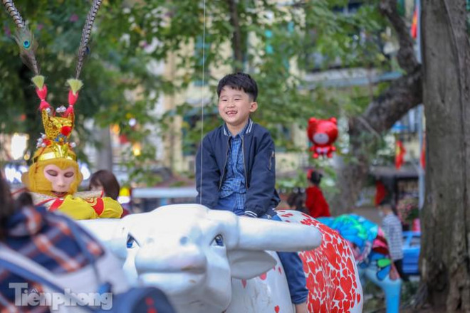 Hồ Gươm đông đúc ngày Tết, nhiều người thờ ơ với khẩu trang - 7