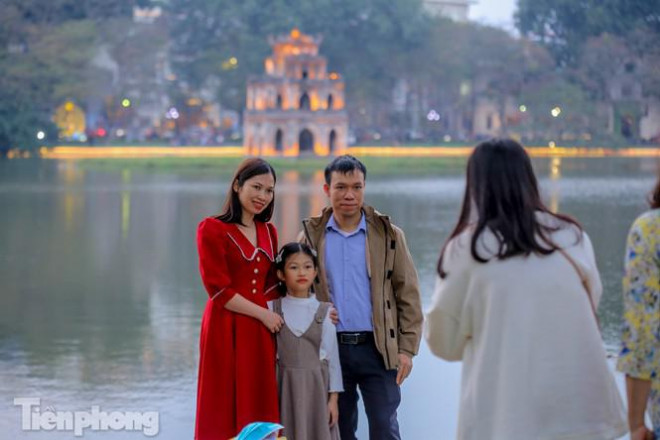 Hồ Gươm đông đúc ngày Tết, nhiều người thờ ơ với khẩu trang - 12