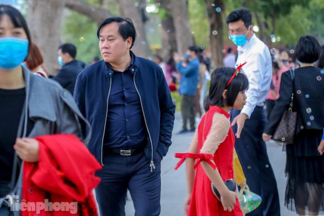 Hồ Gươm đông đúc ngày Tết, nhiều người thờ ơ với khẩu trang - 13
