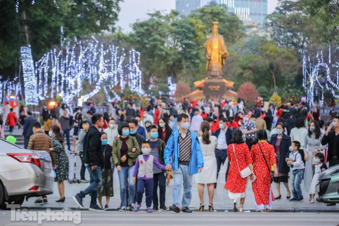 Hồ Gươm đông đúc ngày Tết, nhiều người thờ ơ với khẩu trang - 19