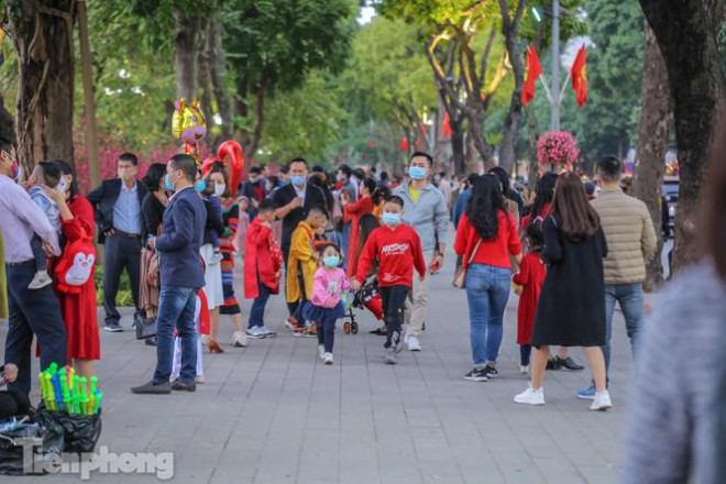 Hồ Gươm đông đúc ngày Tết, nhiều người thờ ơ với khẩu trang - 15
