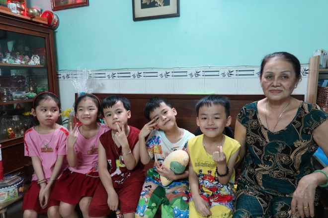 Ca sinh 5 đầu tiên ở TP HCM giờ ra sao? - 8