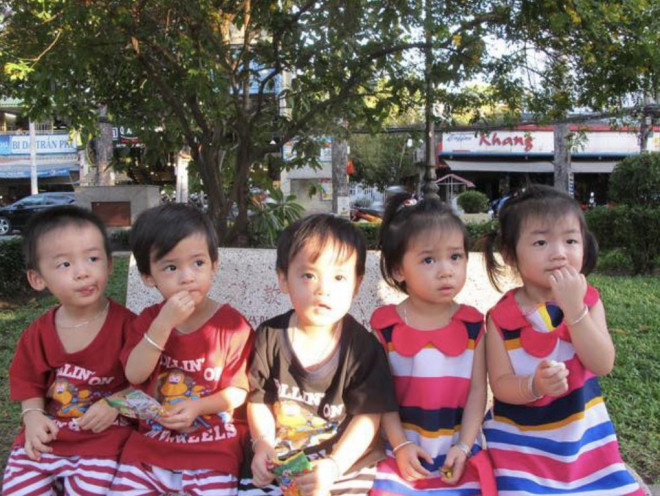 Ca sinh 5 đầu tiên ở TP HCM giờ ra sao? - 12