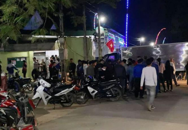 Xe tải đâm nhà dân trong đêm mùng 1 Tết, nhiều người bị thương - 2