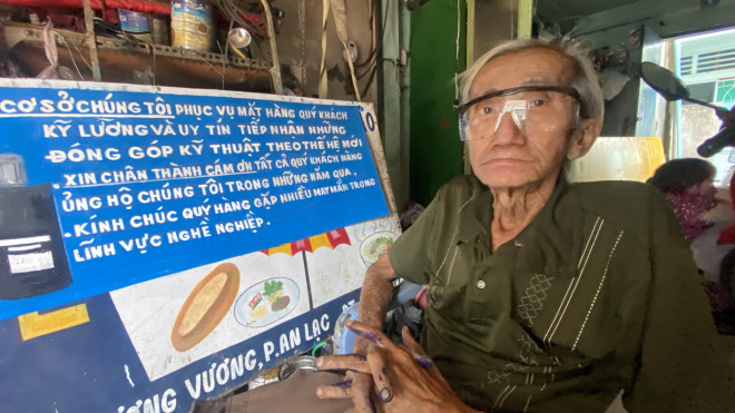 Người vẽ bảng hiệu bằng tay cuối cùng ở TP HCM - 4