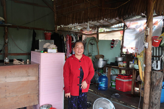 CLIP: Ngỡ ngàng với hàng ngàn con cá cư ngụ ở một bến sông - 8