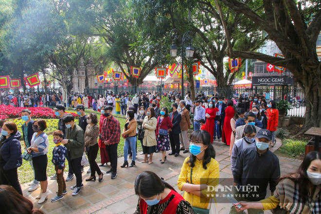 Ông đồ cho chữ đầu năm qua vách ngăn để phòng dịch Covid-19 - 2