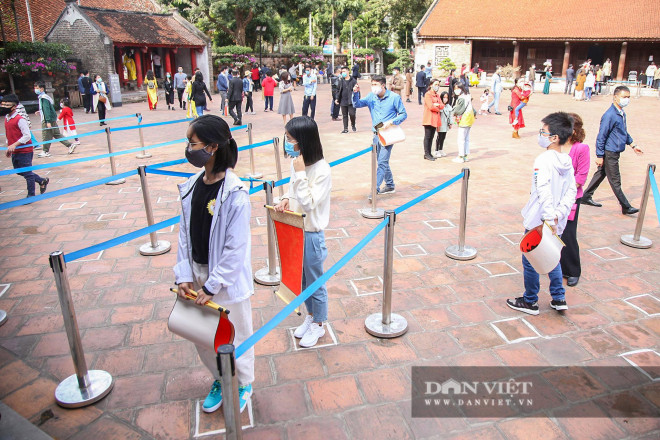 Ông đồ cho chữ đầu năm qua vách ngăn để phòng dịch Covid-19 - 4