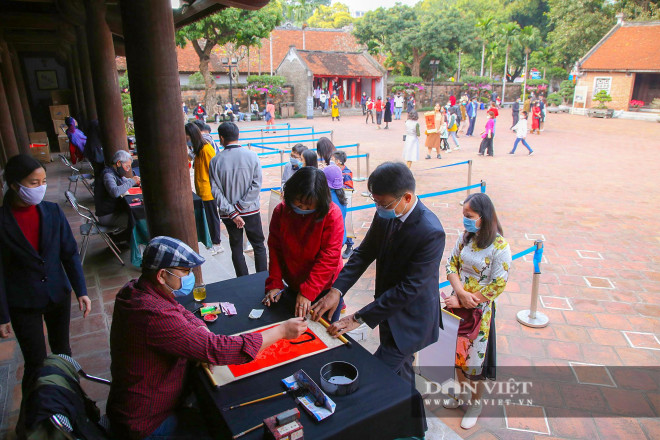 Ông đồ cho chữ đầu năm qua vách ngăn để phòng dịch Covid-19 - 3