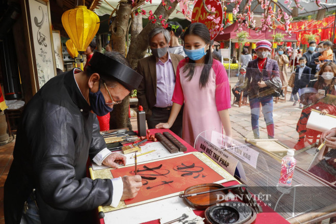 Ông đồ cho chữ đầu năm qua vách ngăn để phòng dịch Covid-19 - 6
