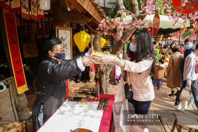 Ông đồ cho chữ đầu năm qua vách ngăn để phòng dịch Covid-19 - 5