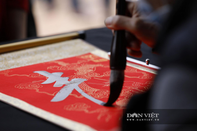 Ông đồ cho chữ đầu năm qua vách ngăn để phòng dịch Covid-19 - 7