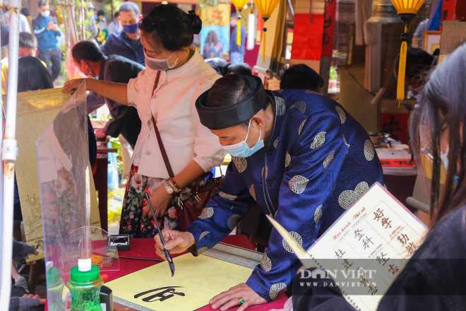 Ông đồ cho chữ đầu năm qua vách ngăn để phòng dịch Covid-19 - 9