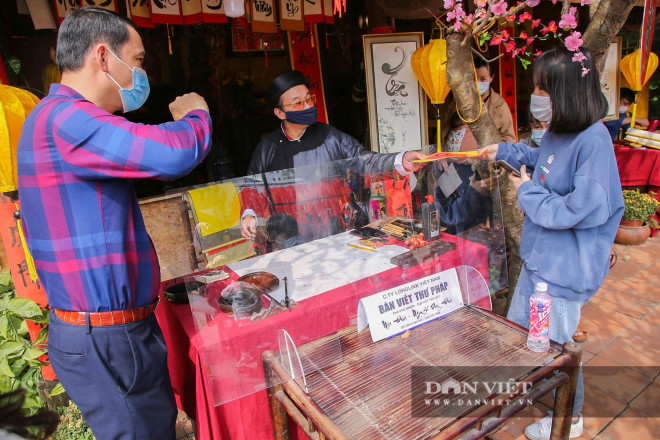 Ông đồ cho chữ đầu năm qua vách ngăn để phòng dịch Covid-19 - 10