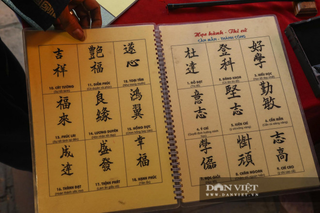 Ông đồ cho chữ đầu năm qua vách ngăn để phòng dịch Covid-19 - 8