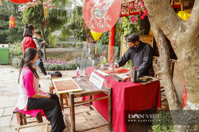 Ông đồ cho chữ đầu năm qua vách ngăn để phòng dịch Covid-19 - 11