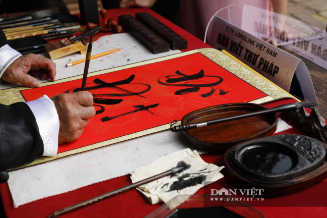 Ông đồ cho chữ đầu năm qua vách ngăn để phòng dịch Covid-19 - 12
