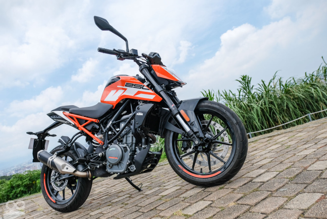 Cận cảnh KTM 250 Duke: Cỗ máy hạng nhẹ hút hồn dân tập chơi - 1