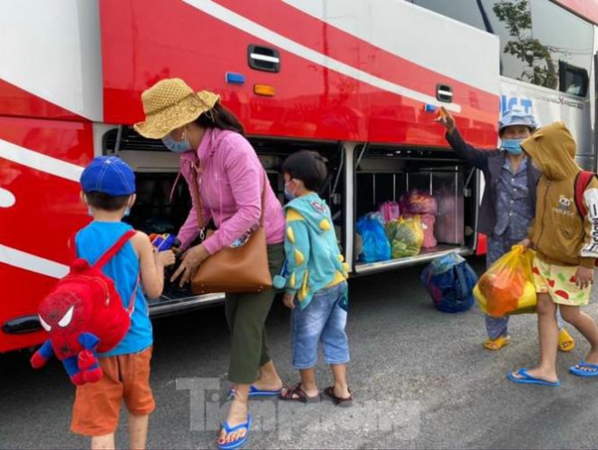Hơn 100 trẻ em rời khu cách ly ở Bình Dương về nhà ngày mùng 3 Tết - 8