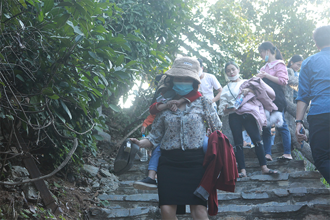 Người dân chen nhau khai báo y tế, viếng chùa Tam Chúc chiều mùng 3 Tết - 10