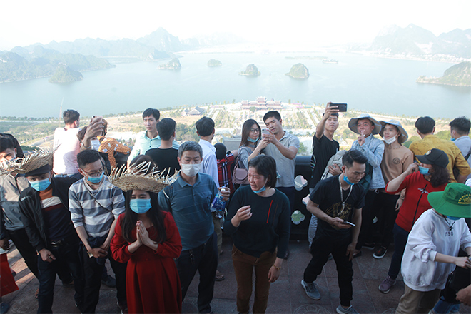 Người dân chen nhau khai báo y tế, viếng chùa Tam Chúc chiều mùng 3 Tết - 13