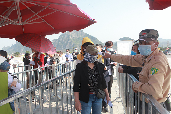 Người dân chen nhau khai báo y tế, viếng chùa Tam Chúc chiều mùng 3 Tết - 2