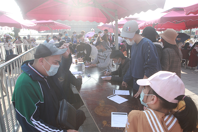 Người dân chen nhau khai báo y tế, viếng chùa Tam Chúc chiều mùng 3 Tết - 3