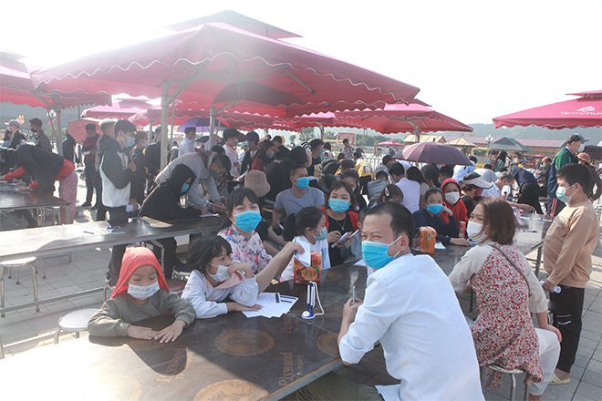 Người dân chen nhau khai báo y tế, viếng chùa Tam Chúc chiều mùng 3 Tết - 4