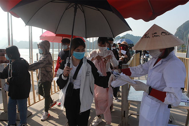 Người dân chen nhau khai báo y tế, viếng chùa Tam Chúc chiều mùng 3 Tết - 5