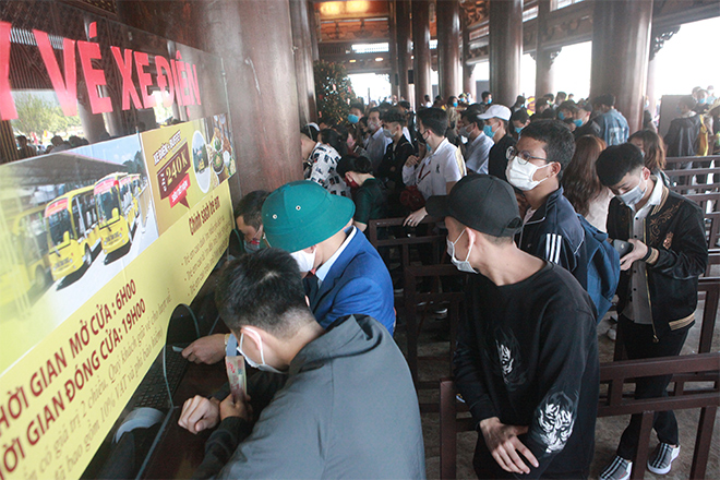 Người dân chen nhau khai báo y tế, viếng chùa Tam Chúc chiều mùng 3 Tết - 6