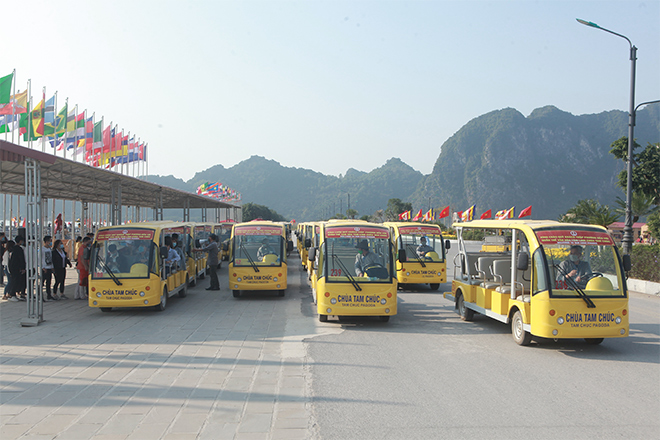 Người dân chen nhau khai báo y tế, viếng chùa Tam Chúc chiều mùng 3 Tết - 7