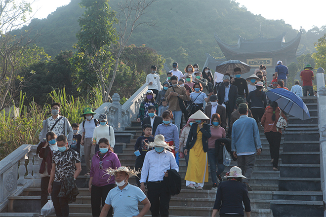 Người dân chen nhau khai báo y tế, viếng chùa Tam Chúc chiều mùng 3 Tết - 9