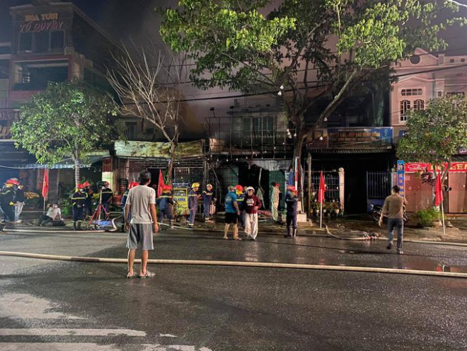 Cháy nhà sáng mùng 4 Tết, cảnh sát phá cửa cứu 6 người thoát nạn - 3