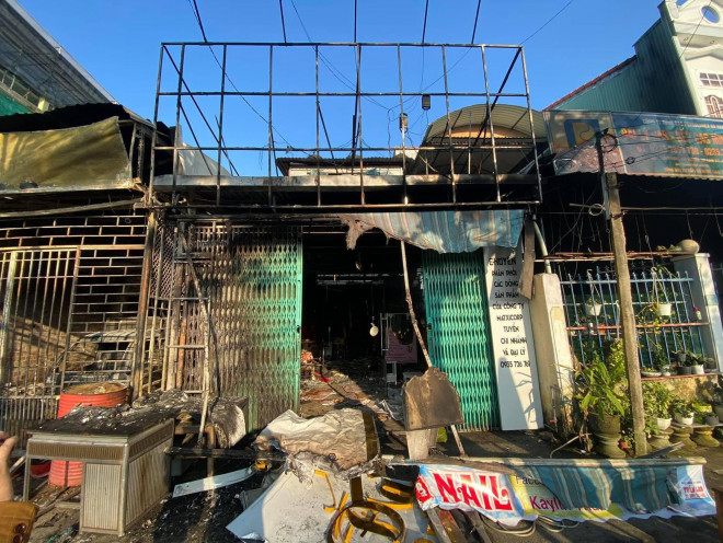 Cháy nhà sáng mùng 4 Tết, cảnh sát phá cửa cứu 6 người thoát nạn - 5