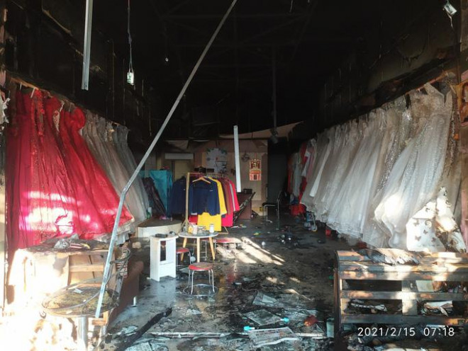 Cháy nhà sáng mùng 4 Tết, cảnh sát phá cửa cứu 6 người thoát nạn - 4