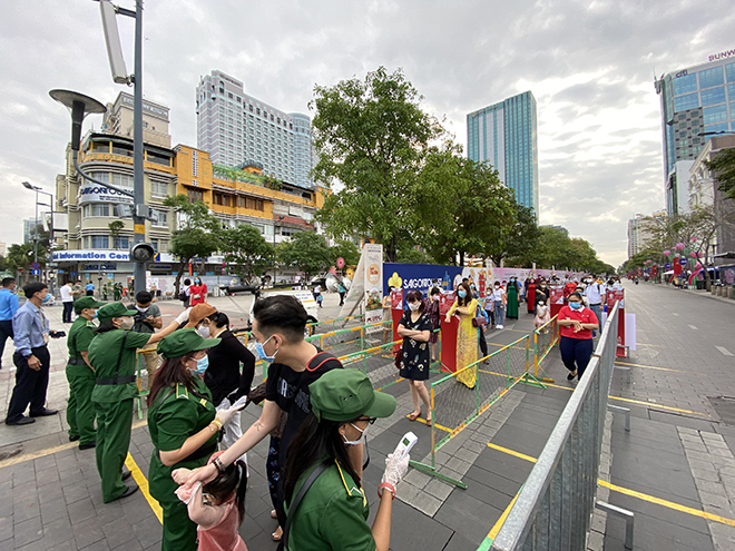 Đường hoa Nguyễn Huệ kéo dài thêm 1 ngày đón khách - 2