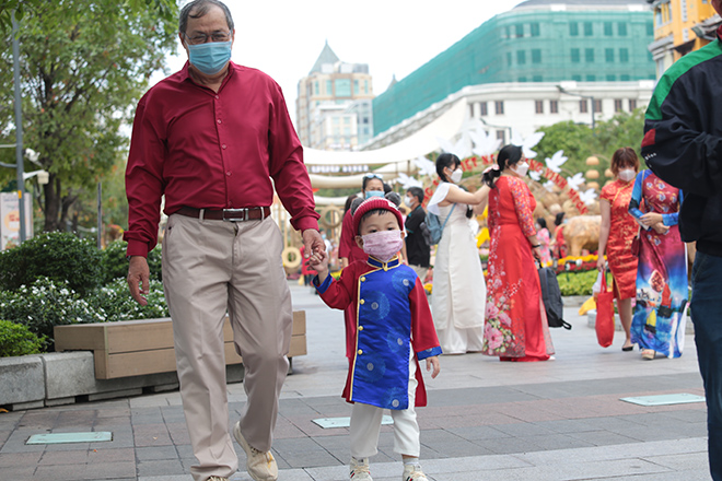 Đường hoa Nguyễn Huệ kéo dài thêm 1 ngày đón khách - 4