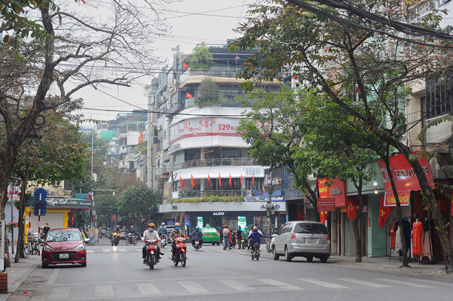 Hà Nội: Bất chấp lệnh cấm, nhiều hàng quán vẫn công khai bán trên vỉa hè - 1