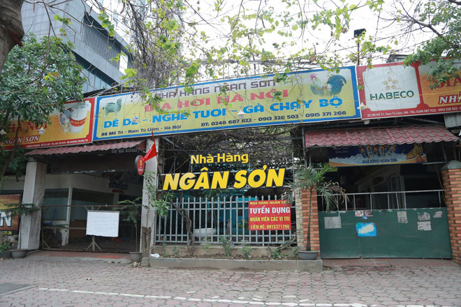 Hà Nội: Nhà hàng ăn phải giãn cách tối thiểu 2m giữa người với người và có tấm chắn - 1